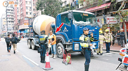 肇事田螺車司機（箭嘴示）在場協助警方調查，傷者的手拉車被留在田螺車旁。 （左錦鴻攝）