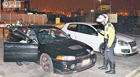 警方對截獲的福士及三菱辣車作初步檢驗。（沈厚錚攝）