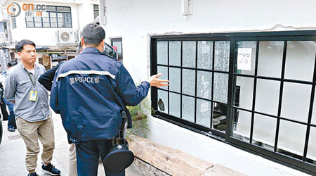 賊人打破玻璃窗潛入犯案。