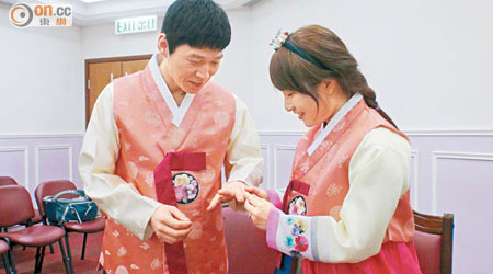 Stephanie與鄭先生結婚，外嫁到南韓。