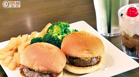 Ruby Tuesday一款迷你漢堡兒童餐的能量和總脂肪被指雙雙超標。（消委會提供）