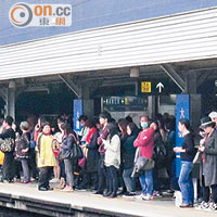 大批乘客集中在大圍站月台候車。（吳欽旺攝）
