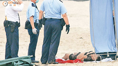 南亞女子浮屍被移上海灘，警員進行調查。（吳遠輝攝）