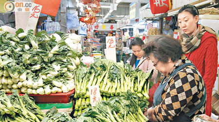 受農藥超標及天氣不穩影響，多種經常食用蔬菜價格上升，市民要捱貴菜。