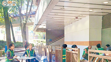 顯徑邨商場食店於行人路違規擺放枱椅，對行人造成阻礙。