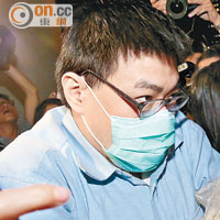 次被告謝臻麒兩項非法處理屍體罪被判囚一年，扣除自被捕後還押至今兩年，獲當庭釋放。