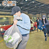 謝臻麒（前）及胞姊（右）乘的士至圓方商場下車，跟記者大玩「捉迷藏」。