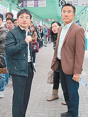 甘文鋒（左）不時與黨副主席田北辰落區處理地區事務。（互聯網圖片）