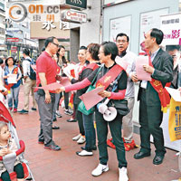一批網民在元朗區舉行活動，強調「中港一家親」。