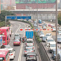 青年當時疑穿越多條行車線（箭嘴示）。（互聯網圖片）