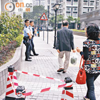 觀塘<br>鋁通跌落行人路上，警員在場調查。（吳遠輝攝）