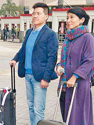 毛孟靜（右）於去年聯同范國威於尖沙咀「拖篋」要求取消一簽多行政策。（互聯網圖片）
