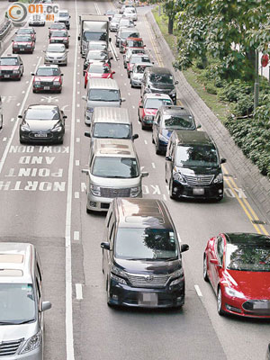 任何車輛進口香港需依例向海關申報及繳付首次登記稅。（黃雄攝）