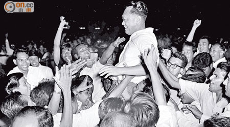 李光耀於一九六三年帶領人民行動黨勝出大選。（黑白資料圖片）