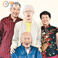 李光耀（前中）入院後，李顯龍（後排左）曾上載前年拍攝的新春家庭照。