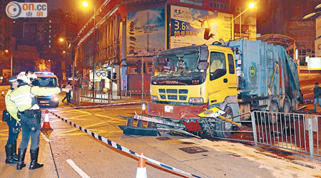 肇事垃圾車於英皇道路口撞及交通燈柱及鐵欄停下。（張曉楠攝）