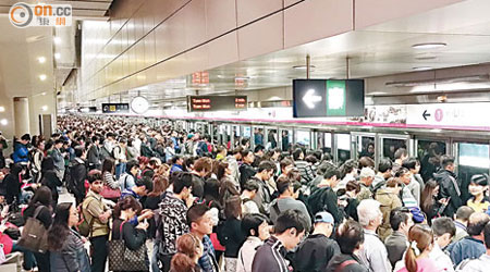 乘客逼爆荃灣西站月台，平均要等三班車才可上車。（容惠玲攝）