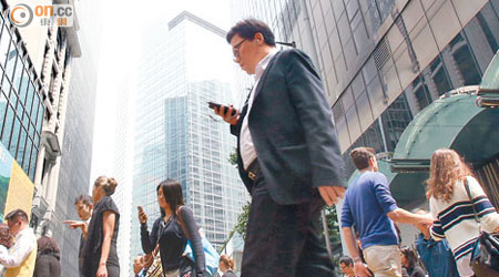 調查顯示，本港至少有五萬六千人擁有千萬流動資產。（黃仲民攝）