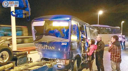 威尼斯人的「發財巴士」撞毀，由拖車拖走。