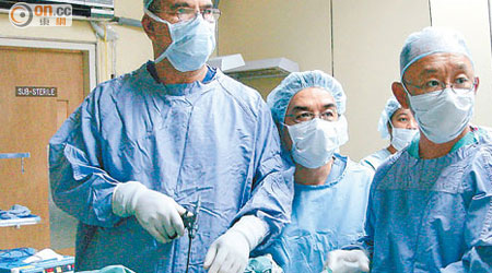 鍾尚志（右）教導醫生用腹腔鏡做手術。（受訪者提供）