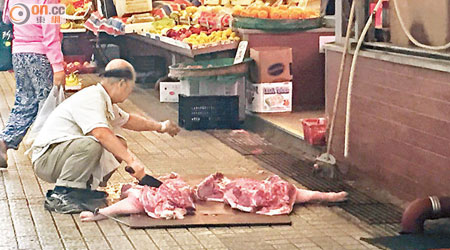 愛民街市有檔販於地上處理豬肉，被指有欠衞生。