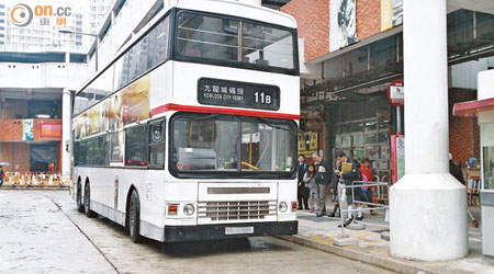 有市民發現從翠屏邨總站開出的11B線巴士並無司機當值，等候逾半小時仍未能上車。