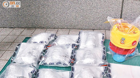 警方展示收藏於玩具鼓內的冰毒。