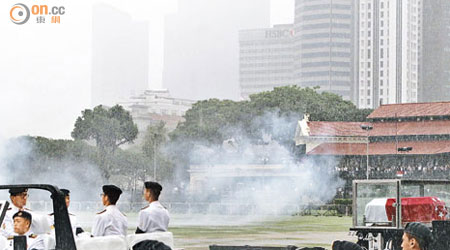 陸軍於政府大樓鳴放廿一響禮炮，向李光耀致敬。