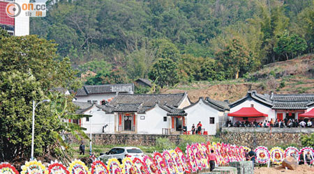 李光耀的祖居前放滿花圈。