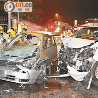 私家車遭七人車連環撞向兩邊車身，司機受重傷被困。