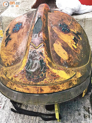 涉事的消防頭盔，在火場使用後表面「起泡」及油漆剝落。