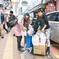 購買日用品的內地「旅客」在香港舉目皆是。