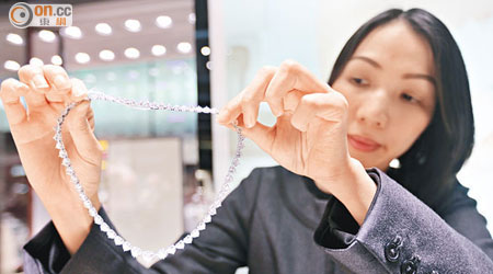 本港珠寶首飾的總銷貨額於一月錄得按年跌幅。（資料圖片）