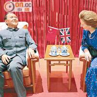 鄧小平與戴卓爾夫人當年進行香港前途談判的蠟像，昨起展出。（徐家浩攝）