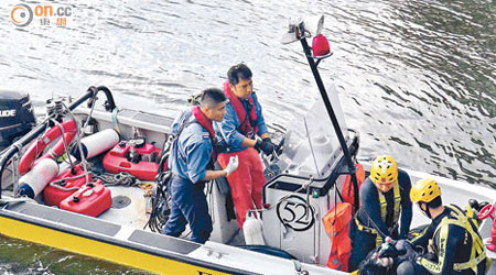 消防員在小艇上為遇溺女子進行心外壓。（莊杰成攝）