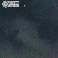 維港<br>維港上空的血月遭密雲遮掩。（羅錦鴻攝）