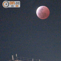 大埔<br>大埔區居民抬頭可見淡紅的月亮。(梁耀榮攝)