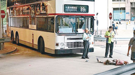 過路老翁被巴士撞倒地上，車長（左二）落車了解。（互聯網圖片）