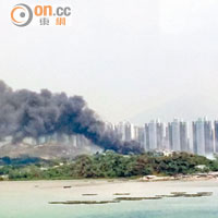 深圳灣大橋清楚見到三級火濃煙沖天。 （讀者提供）
