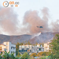 上水華山村<br>飛行服務隊直升機出動灑水救火。