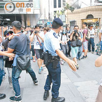 超過五十名警員一早到場戒備，避免雙方發生衝突。（陳章存攝）