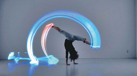 街舞專用LED波鞋（小圖）是為喜愛跳街舞人士設計的型格波鞋。 （互聯網圖片）
