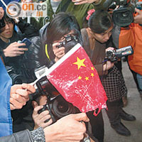 招顯聰（左）焚燒五星旗，以示反對中國主權。（資料圖片）