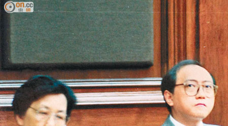 文世昌（右）曾是三料議員，一度活躍於香港政壇。