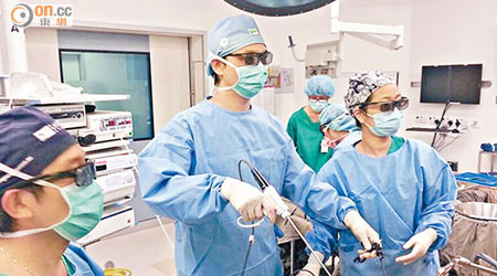 吳國偉（左二）及其團隊透過微創減重手術，為肥胖及糖尿病患者改善健康。（受訪者提供）