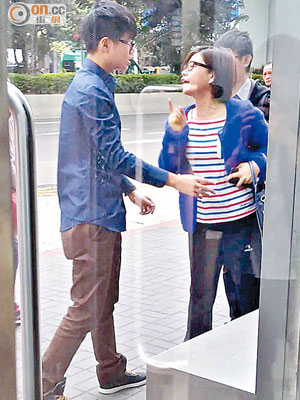 被告李佳鑫（左）制止母親（右）與記者爭執，反遭她指摘。