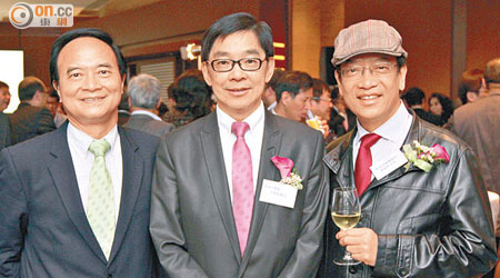 戴澤良（左起）、李秀恒及品牌局主席黃家和都支持設立邊境購物城。（葉華英攝）