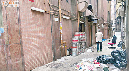 盧押道後巷不時充斥垃圾，市民不滿食環署執法不力。