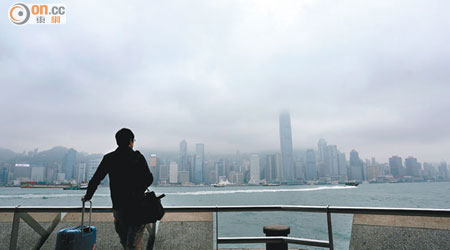 本港近日天氣清涼，多雲，間中有幾陣雨。