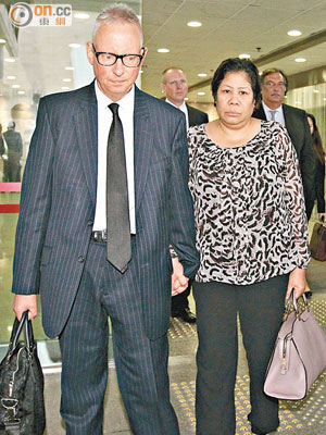 女被告Garcia Herminia（右）與丈夫Nick Cousins手拖手離庭。（陳章存攝）